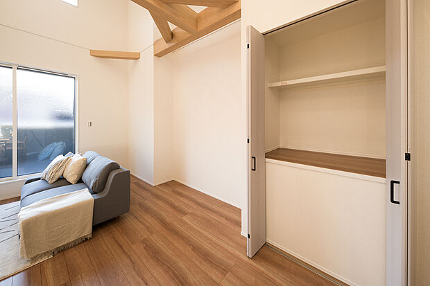 【【パントリー/1号地コンセプトハウス】】キッチン横にパントリーを設置。食料品のストックや防災備蓄、ホットプレートなどをすっきりと収納していただけます。