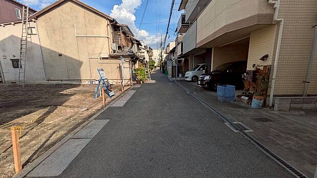 【【前面道路含む現地写真】】見通しの良い南側道路に面しています。こども園や小中学校、児童公園が徒歩5分圏内に揃い、子育て世帯にも暮らしやすい住環境です。