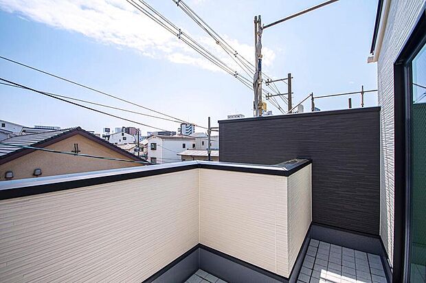 【【本分譲地に建築可能な建物プラン例】】建物の両サイドに目隠し用の壁を立ち上げ、隣家や通りからの目線に配慮しました。建物外観のアクセントにもなります。《分譲地外:建物面積104.49m2、建物価格1785万円》