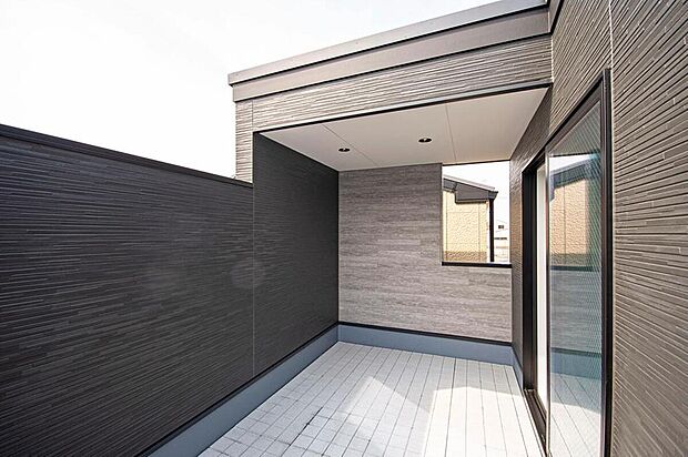 【【本分譲地に建築可能な建物プラン例】】バルコニーは目隠し壁を採用しているので、外部からの視線を気にせずにプライベートな空間を楽しむことができます。《分譲地外:建物面積101.85m2、建物価格1740万円》