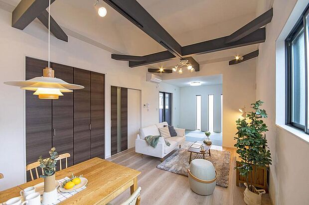 【【本分譲地に建築可能な建物プラン例】】通り側に向かうにつれ高くなる、勾配天井が特徴のLDKは、縦方向への広がりを感じられる空間に仕上げました。《分譲地外:建物面積92.34m2、建物価格1600万円》