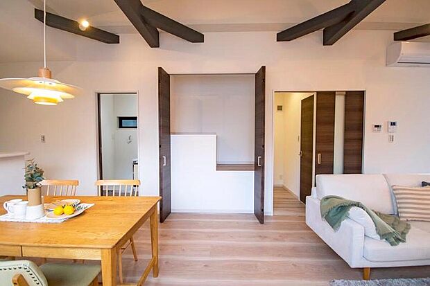 【【本分譲地に建築可能な建物プラン例】】階段の上部空間を利用した収納スペース。リビングの中央に位置しており、日常使いの小物などをすっきり収納可能。《分譲地外:建物面積92.34m2、建物価格1600万円》