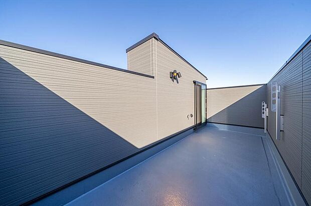 【【本分譲地に建築可能な建物プラン例】】広々としたルーフバルコニーは、人目を気にせずに過ごせる寛ぎの空間。暮らしの楽しみも広がりそうです。《分譲地外:建物面積72.72m2、建物価格1552万円》