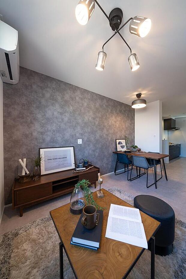 【【本分譲地に建築可能な建物プラン例】】LDKは中央の壁でゆるく仕切っており、縦長の空間の広がりを感じながらもメリハリをつけて過ごすことができます。《分譲地外:建物面積72.72m2、建物価格1552万円》