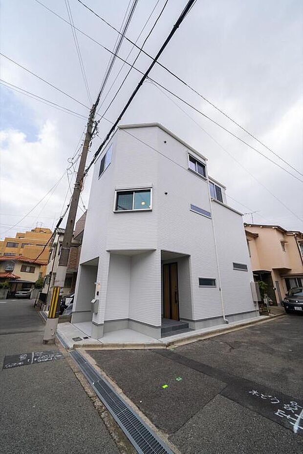 【【本分譲地に建築可能な建物プラン例】】ホワイトをベースにした外壁が優しい印象の外観。個性的な形状・外観デザインが目を引く住まいです。《分譲地外:建物面積105.69m2、建物価格1758万円》