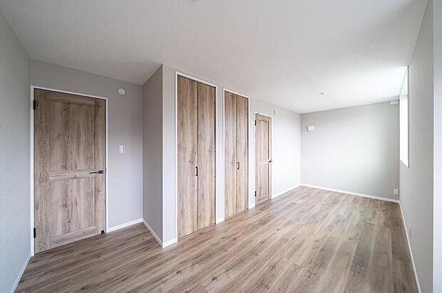 【【本分譲地に建築可能な建物プラン例】】2ヶ所にドアとクローゼットを備えており、ライフスタイルなどに合わせて、将来間仕切りが可能です。《分譲地外:建物面積105.69m2、建物価格1758万円》