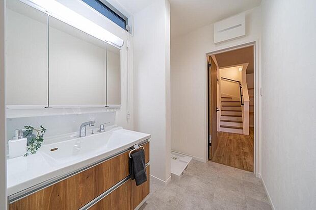 【【本分譲地に建築可能な建物プラン例】】洗面室は、洗濯機を置いてもゆとりを感じられる広さ。ガス用のコンセントを設置し、ガス乾燥機を置くこともできます。《分譲地外:建物面積105.69m2、建物価格1758万円》