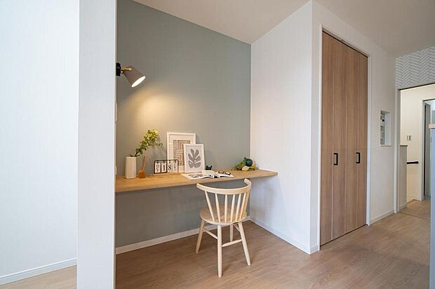 【【本分譲地に建築可能な建物プラン例】】LDKの一角にカウンターを造作しました。キッチンから目が届きやすいので、お子様の勉強スペースとしても◎《分譲地外:建物面積96.39m2、建物価格1646万円》