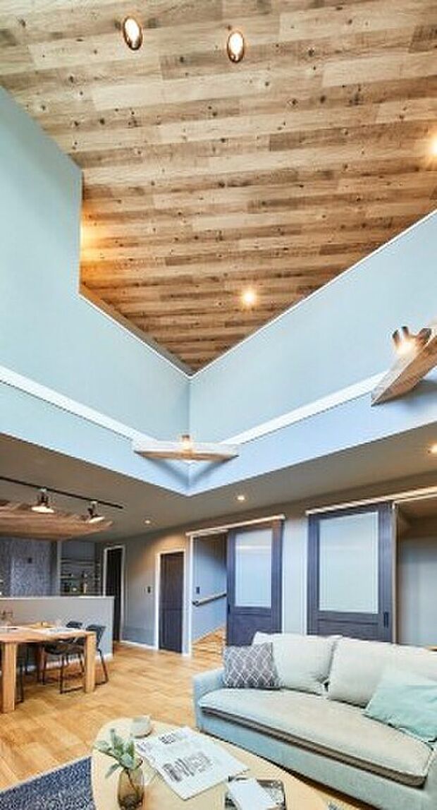 【【本分譲地に建築可能な建物プラン例】】吹抜上部とキッチンの飾り天井に木目をあしらい、統一感を高めたLDK。スポットライト等の照明にもこだわりました。(分譲地外:建物面積102.86m2、建物価格1847万円》