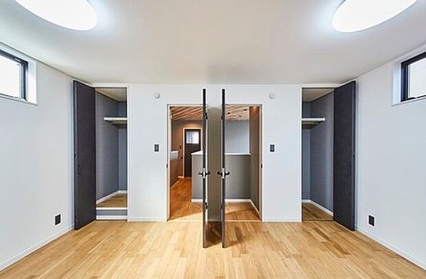 【【本分譲地に建築可能な建物プラン例】】ご家族の成長やライフスタイルに合わせて2部屋としても使える洋室です。扉や収納、窓をアシンメトリーに配置しました。(分譲地外:建物面積102.86m2、建物価格1847万円》