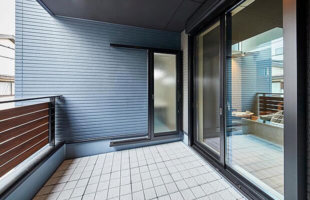 【【本分譲地に建築可能な建物プラン例】】リビングと洗面室の両方から移動できる2WAY動線。水栓が付いているので、ベランピングや家庭菜園にも重宝します。《分譲地外:建物面積102.86m2、建物価格1847万円》