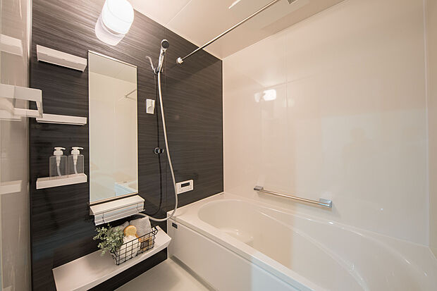 【【浴室】】浴室乾燥機付きで、天候や時間に関わらず洗濯物を乾かすことができます。ベンチ型の浴槽を採用しており、半身浴やお子様との入浴にも便利。自然と節水にも繋がります◎