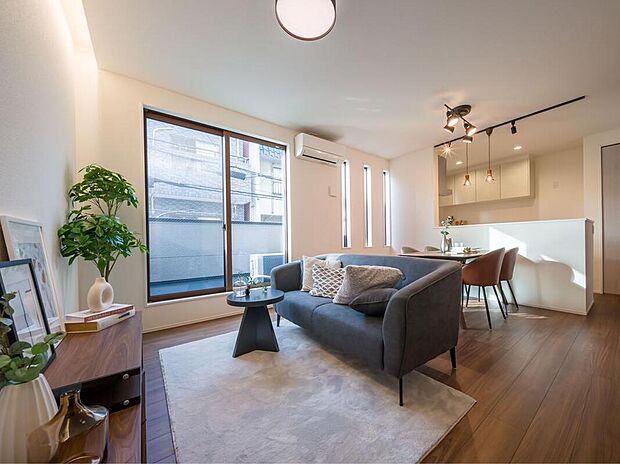 【【LDK/約14.7帖】】明るい色味のクロスにフローリングの木目が映える、ナチュラルな内装です。幅広いテイストのインテリアと調和し、自由にお部屋作りを楽しめます。