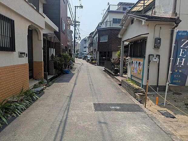 【【前面道路含む現地写真】】スーパー・ドラッグストアが徒歩4分圏内！教育施設も近隣に揃い、共働きの子育て世帯にも暮らしやすいロケーションです。
