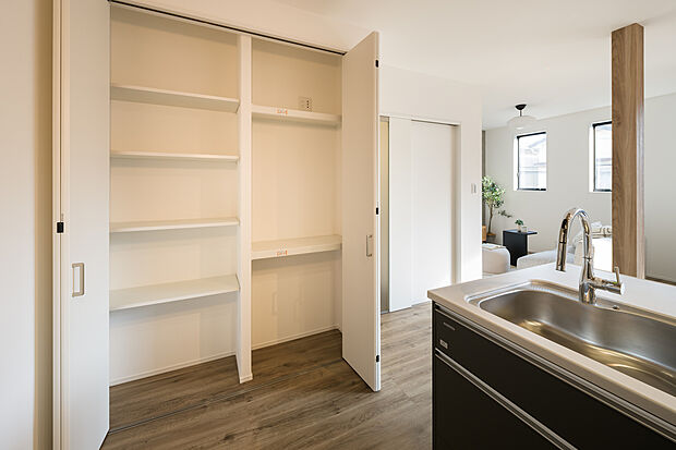 【【収納】】キッチン横に設置した大容量の収納スペース。キッチングッズや食器、食品ストックまで幅広いアイテムをスッキリと収納可能です。