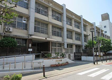 野中小学校 約750m(徒歩10分)