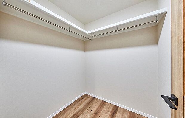 【【本分譲地に建築可能な建物プラン例】】WICには棚やポールも設置済みで、天井まで収納スペースとして使用可能。家族分の衣類などをまとめて収納できます。《分譲地外:建物面積101.04m2、建物価格1815万円》