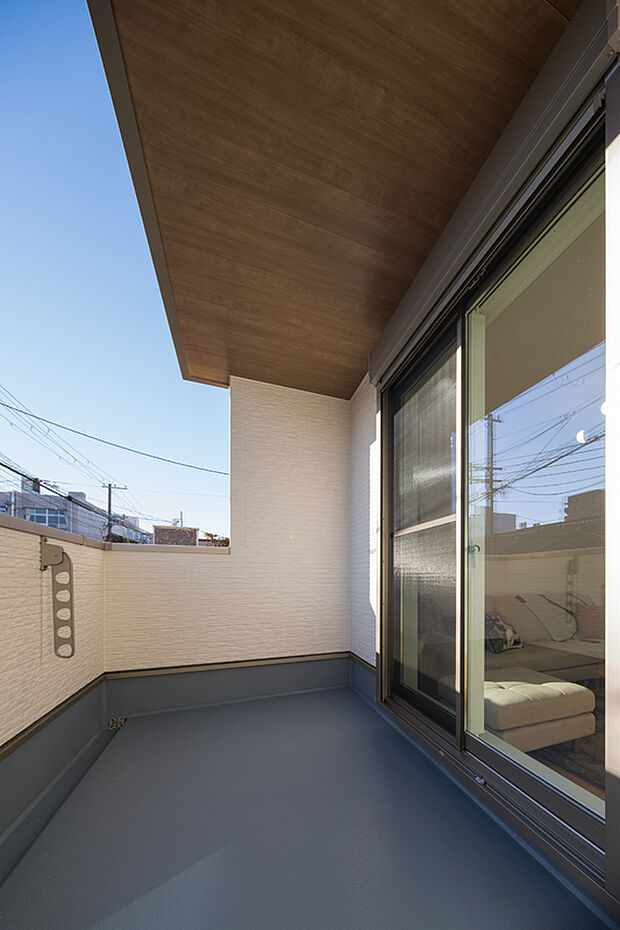 【【バルコニー/3号地】】バルコニーは2階と3階に設置しています。ゆとりある広さにつき、シーツや布団などの大きな物もしっかりと干せ、乾きも期待できそうです。