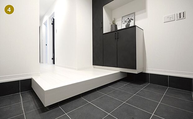 【【本分譲地に建築可能な建物プラン例】】玄関もモノトーンで統一しています。ゆとりのあるスペースに、間口を確保しやすいL字型の上がり框を設けました。《分譲地外:建物面積91.12m2、建物価格1674万円》