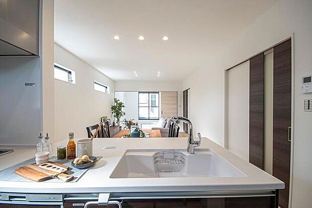 【【本分譲地に建築可能な建物プラン例】】視線が一直線に抜け、開放感のある空間。自然とご家族がLDKに集まるよう、居心地の良さを追求しています。《分譲地外:建物面積101.25m2、建物価格1818万円》