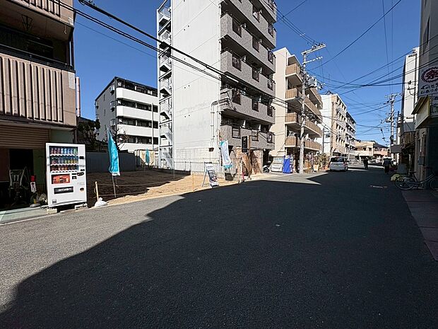 【【前面道路を含む現地写真】】前面道路は幅員約8.0m。ゆとりがあり、車の入出庫もスムーズに行えます。道路幅が広く、周りの建物との距離が保たれるため、圧迫感がない開放感のある住まいをご検討いただけます。
