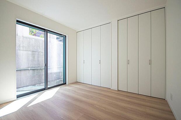 【【本分譲地に建築可能な建物プラン例】】主寝室としても使用できる洋室は、クローゼットを2つ設けています。《分譲地外:建物面積104.48m2、建物価格1877万円》