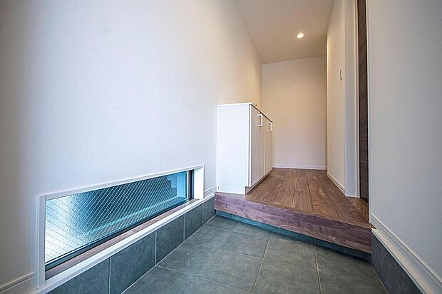 【【本分譲地に建築可能な建物プラン例】】デザイン性が高く、空間が広く感じられる「斜め框」を採用。足元に設けたFIX窓が、玄関に奥行きをもたらします。《分譲地外:建物面積95.78m2、建物価格1720万円》