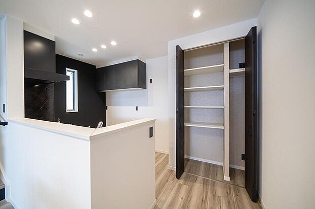 【【本分譲地に建築可能な建物プラン例】】食材のストックの保管に役立つパントリー。コンセント付きの縦長の空間があり、掃除機などを充電しながら収納可能です。《分譲地外:建物面積94.77m2、建物価格1702万円》