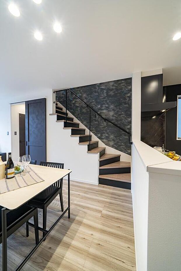 【【本分譲地に建築可能な建物プラン例】】LDKから3階へ上がる階段はオープンなひな段階段仕様です。LDKに広がりが生まれ、開放感を感じられます。《分譲地外:建物面積94.77m2、建物価格1702万円》