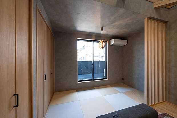 【【本分譲地に建築可能な建物プラン例】】LDKの一角には琉球風畳を施しました。木格子でゆるくゾーニングすることで、空間にメリハリを演出しています。《分譲地外、建物面積95.28m2、建物価格1711万円》