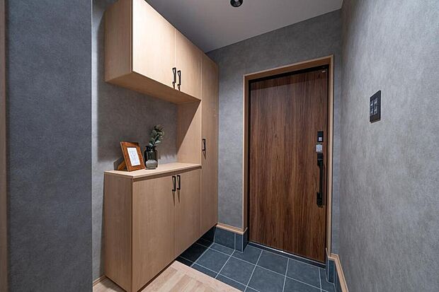 【【本分譲地に建築可能な建物プラン例】】重厚感のある大判タイルはダークカラーを採用することで汚れも目立ちにくく◎ブラックの金物をアクセントにしました。《分譲地外、建物面積95.28m2、建物価格1711万円》