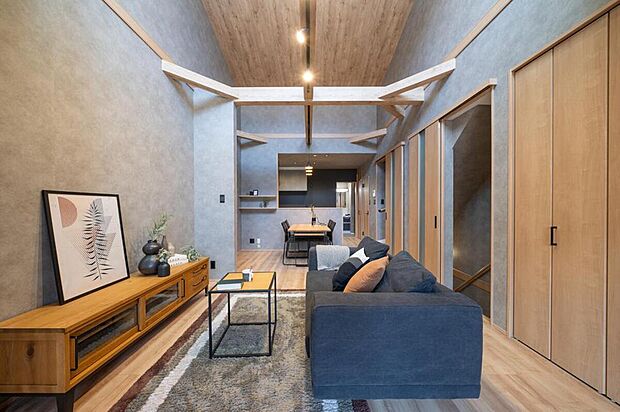 【【本分譲地に建築可能な建物プラン例】】マットな質感のクロスをベースに、温もりを感じられる木目を随所にあしらったLDK。見せ梁が意匠性を高めています。《分譲地外、建物面積95.28m2、建物価格1711万円》