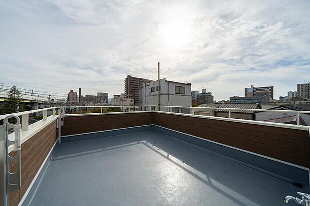 【【本分譲地に建築可能な建物プラン例】】屋上バルコニーは、夏のプールやバーベキューなど、多用途に活用可能なスペース。暮らしの楽しみが広がります。《分譲地外:建物面積114.20m2、建物価格2349万円》