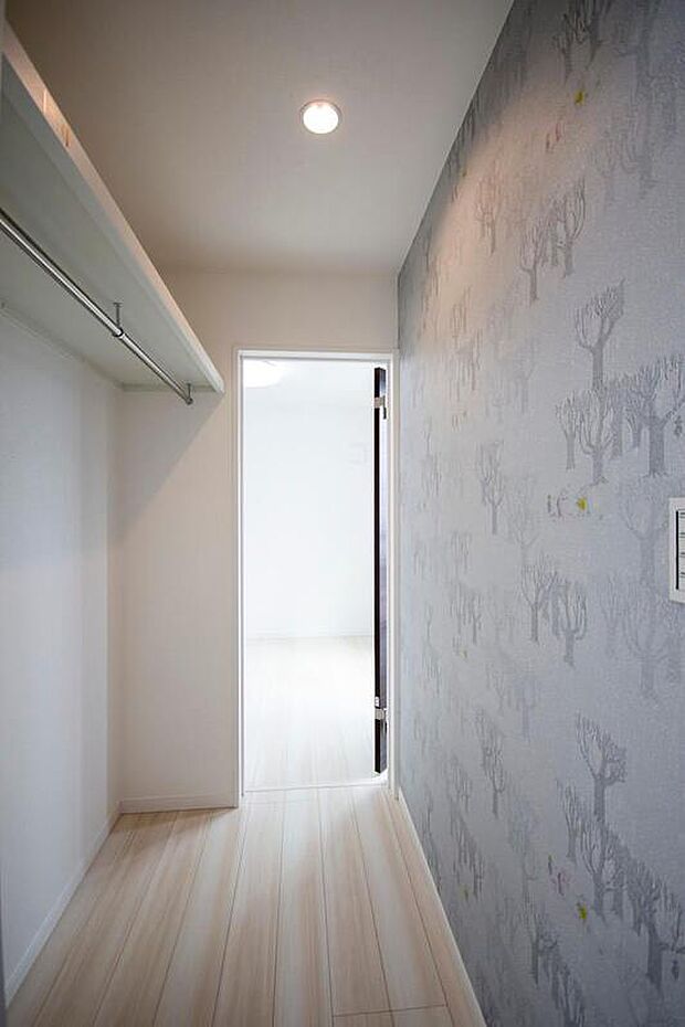 【【本分譲地に建築可能な建物プラン例】】家族共用の収納スペースとして使用可能なウォークスルー・クローゼット!通気性・回遊性に優れた間取りです。《分譲地外:建物面積102.46m2、建物価格2138万円》