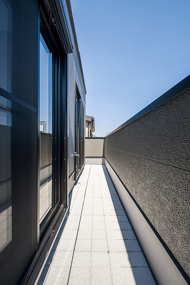 【【2号地/バルコニー】】バルコニーは3階の約5.8帖の洋室と約4.8帖の洋室から出入りが可能です。3階各洋室の寝具を干すのに重宝しそうです。バルコニーには水栓が備わっています。
