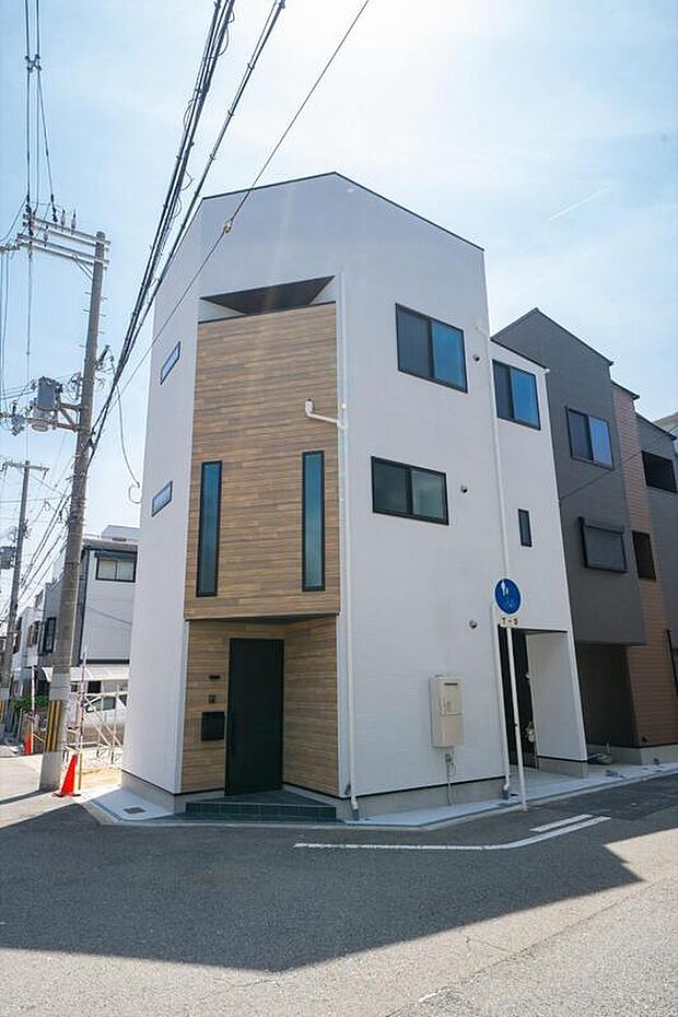 【【本分譲地に建築可能な建物プラン例】】ホワイトの外壁に木目のデザインが目を惹く外観。開放感のある角地を活かした、木のあたたかみを感じられる住まいです。《分譲地外:建物面積93.47m2、建物価格1985万円》
