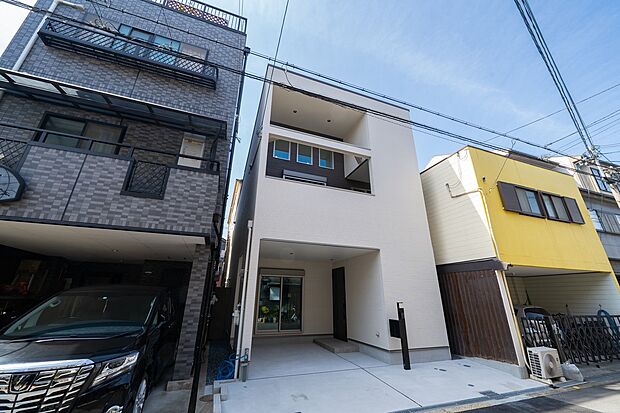 【【本分譲地に建築可能な建物プラン例】】ホワイト×プラックのコントラストがスタイリッシュな佇まい。玄関を奥まった位置に設け、防犯面にも配慮しました。《分譲地外:建物面積99.22m2、建物価格2080万円》