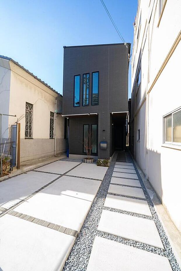 【【本分譲地に建築可能な建物プラン例】】モノトーンなカラーリングで大人な印象に仕上げた外観。狭小地ではあるものの、ガレージの広さは十分に確保しました。《分譲地外:建物面積104.89m2、建物価格2181万円》