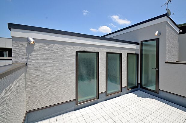【【本分譲地に建築可能な建物プラン例】】リビングから直接アクセスできるルーフバルコニー。アウトドアリビングやガーデニングスペースとしても◎《分譲地外:建物面積106.92m2、建物価格2218万円》