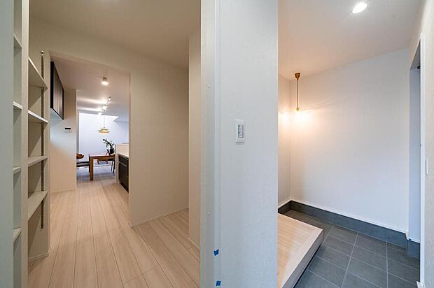 【【本分譲地に建築可能な建物プラン例】】玄関からダイニング、キッチンへと分かれる2WAY動線。ご家族それぞれの動きがスムーズになります。《分譲地外:建物面積95.57m2、建物価格2014万円》