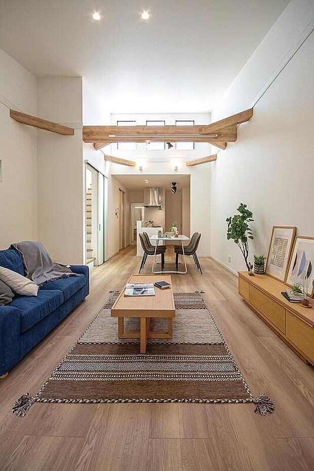 【【本分譲地に建築可能な建物プラン例】】勾配天井でキッチンのある南側の天井を高くして、更に窓を設けることで、開放的な空間を作り出しています。《分譲地外:建物面積104.48m2、建物価格2174万円》