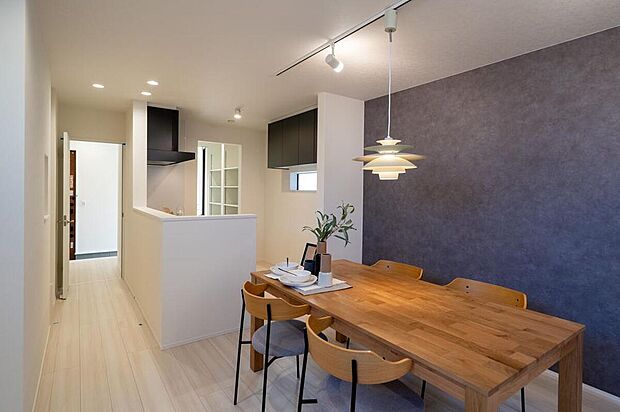 【【本分譲地に建築可能な建物プラン例】】玄関からパントリーを経由して、キッチンまで行くことができるスムーズな帰宅動線です。《分譲地外:建物面積95.57m2、建物価格2014万円》