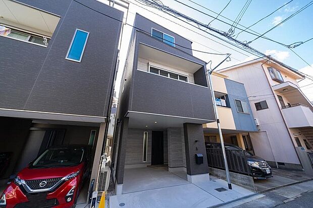 【【本分譲地に建築可能な建物プラン例】】モノトーン系の色で統一した外観。バルコニー部分が白いアクセントになり、スタイリッシュな印象です。《分譲地外:建物面積94.77m2、建物価格1999万円》