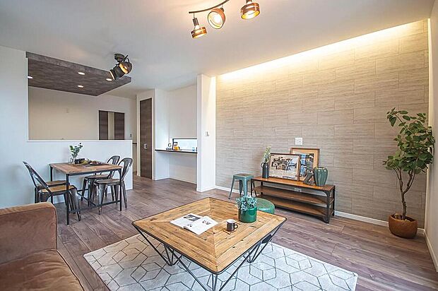 【【本分譲地に建築可能な建物プラン例】】グレイッシュカラーのクロスを施し、穏やかな印象に仕上げた団欒空間。TVを壁付けできるよう、下地補強をしています。《分譲地外:建物面積95.78m2、建物価格2018万円》