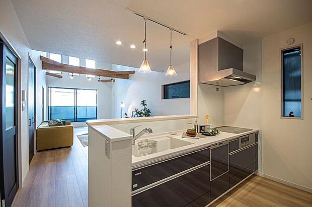 【【本分譲地に建築可能な建物プラン例】】お料理中でも、リビングで過ごす家族と会話を楽しめるほか、畳コーナーで遊ぶお子様を見守ることができます。《分譲地外:建物面積101.79m2、建物価格2126万円》