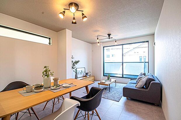 【【本分譲地に建築可能な建物プラン例】】約16帖のLDK。部屋の横幅に対してワイドサイズの窓を設けることで採光性を高めた家族の寛ぎ空間。《分譲地外:建物面積104.49m2、建物価格2174万円》