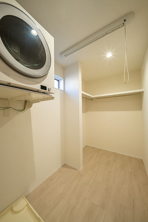 【【本分譲地に建築可能な建物プラン例】】洗面室のWICはファミリークローゼットとして活用可能。乾燥機から洗濯物を収納するまでの動線が良好です◎《分譲地外:建物面積96.38m2、建物価格2029万円》