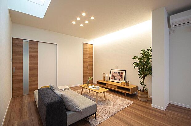 【【本分譲地に建築可能な建物プラン例】】リビングの壁は、テレビを壁付けできるように下地補強を施し、通常より高い位置にコンセントを設けました。《分譲地外:建物面積111.98m2、建物価格2309万円》