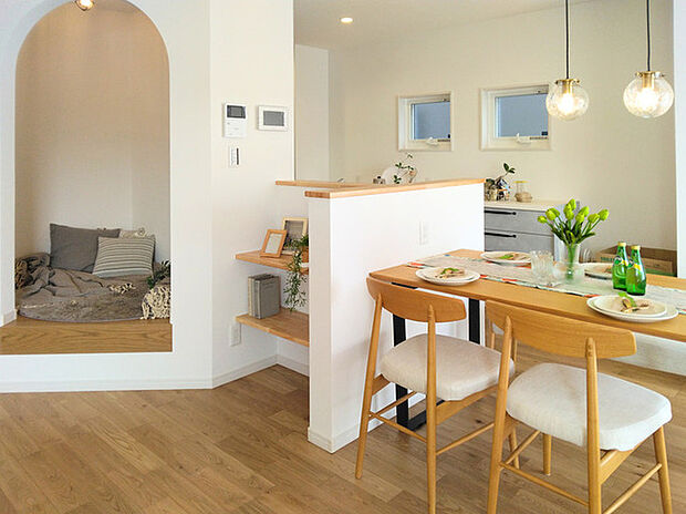 一人こもって読書をしたり、お子様に絵本を読み聞かせして過ごしたりと、こじんまりとした空間ならではのセミプライベートな時間を堪能できるヌック。読書用の本を収納できる棚も設置しています♪