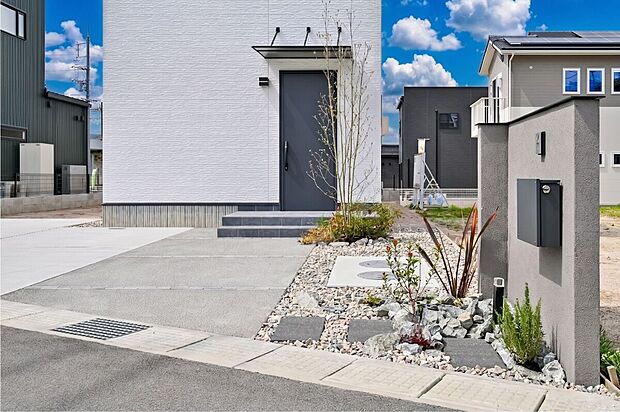 こだわりが詰まった注文住宅仕様の外構計画。道路側にインターホンとポスト付きの袖壁を設けることで、敷地内への不要な立ち入りを防ぎ、防犯面やプライバシーにも配慮。